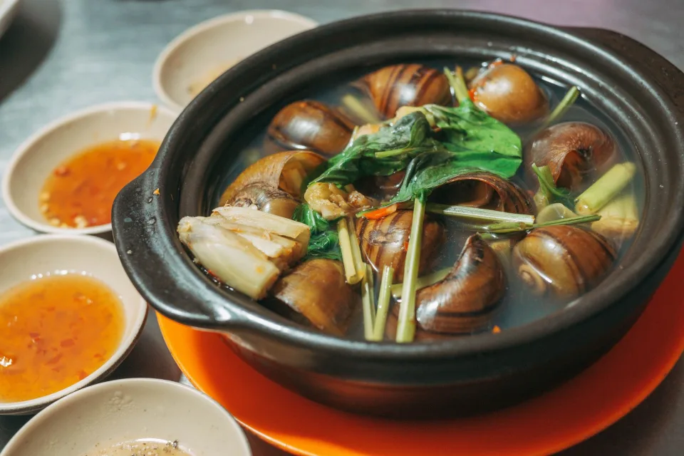 Bàn ăn tại Cao Đức Vinh